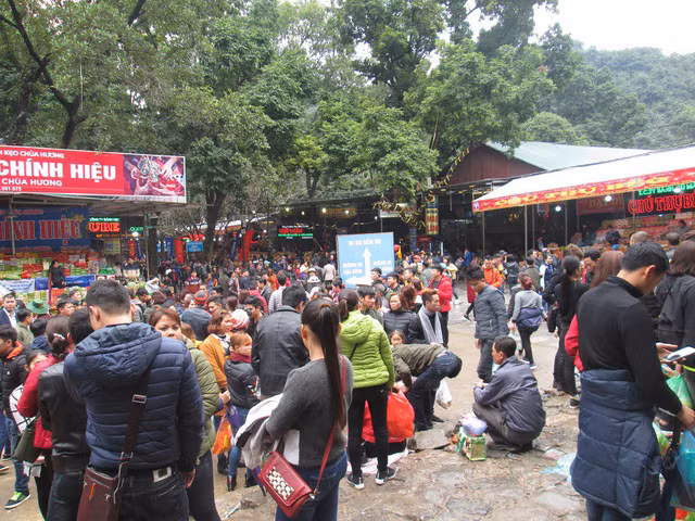 Nhiều khách thập phương đến từ 5-6h sáng.