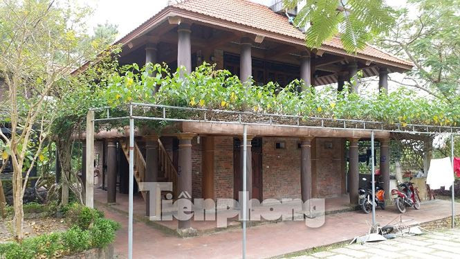 Khu nhà bếp cũng đươc thiết kế hoành tráng 2 tầng, đằng sau là nhà vệ sinh và các công trình phụ.