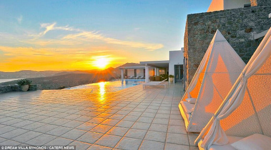 Ngoài ra, biệt thự này còn có phòng chơi game, phòng tậm gym, quầy bar và một nhà hàng lộ thiên.