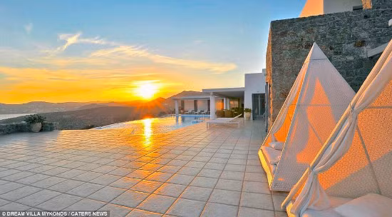 Ngoài ra, biệt thự này còn có phòng chơi game, phòng tậm gym, quầy bar và một nhà hàng lộ thiên.