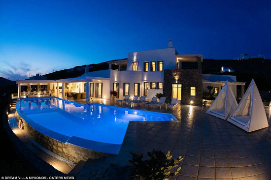 Căn biệt thự tuyệt đẹp có tầm nhìn hướng ra biển trên đảo Mykonos, Hy Lạp.