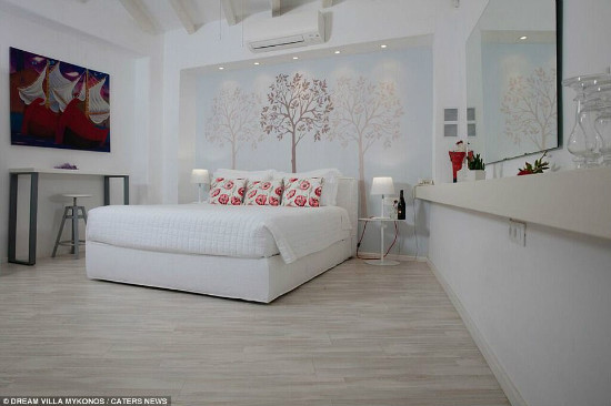 Biệt thự được thiết kế với tông màu trắng chủ đạo, đem lại không gian sáng sủa, thoáng mát nhưng cũng không kém phần hiện đại.