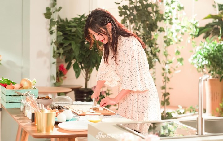 "Nhà hàng Trung Hoa" là một show về ẩm thực trong đó các nghệ sĩ tham gia sẽ phải kinh doanh các món ăn ngon của Trung Quốc và giới thiệu cho khán giả khắp nơi trên thế giới.