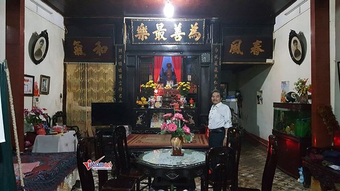 Có thể thấy toàn bộ đồ dùng trong nhà từ bộ bàn ghế, tủ kệ, đến chiếc giường nằm, bộ cánh cửa gian thờ đều được làm từ gỗ, được chạm khắc tinh xảo. Chúng đều có tuổi đời tương đương với ngôi nhà này.