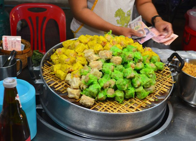 Vẫn là miếng bánh nhân thịt bọc ngoài một lớp bột như dimsum ở Hong Kong nhưng kanom jeeb có màu sắc phong phú hơn, miếng bánh khô hơn và mang vị cay cay, mặn mặn đặc trưng của đồ ăn Thái. Nhân của loại bánh này cũng khá biến tấu. Nó có thể làm từ tôm, nấm shitake hay hạt dẻ nước. Khi thưởng thức, chúng ta dùng chung với nước sốt nóng hoặc nước sốt tỏi chiên.