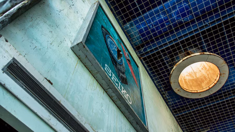 Được xây dựng để trở thành trung tâm du lịch và vận chuyển chính phía Đông Địa Trung Hải, sân bay Nicosia là nơi thúc đẩy giao thương mạnh mẽ trong những năm đầu đi vào hoạt động. Đến năm 1973, sân bay này đã phục vụ gần 800.000 hành khách.