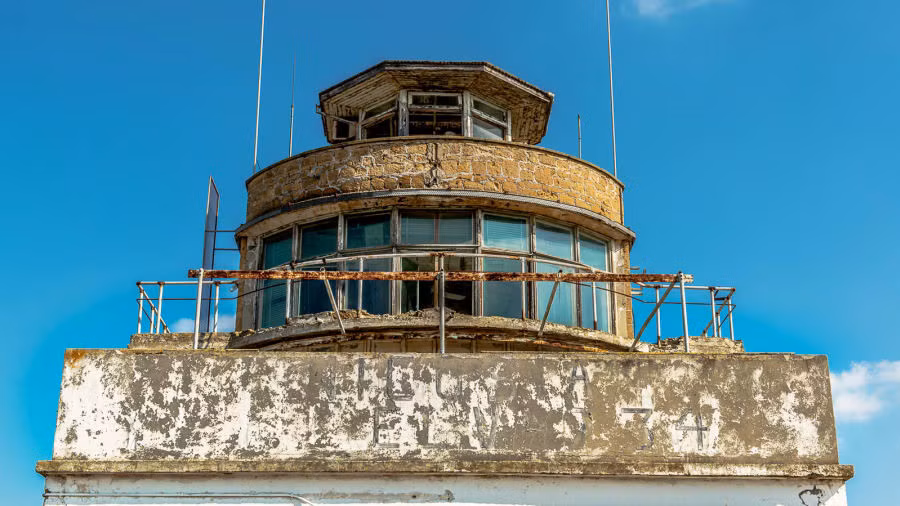 Cuối cùng, Liên Hợp Quốc đã can thiệp. Khi hiệp định ngừng bắn được đưa ra vào giữa tháng 8/1974, sân bay được tuyên bố là một Khu Bảo tồn Liên Hợp Quốc và trở thành một phần của vùng đệm.