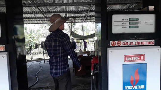 Sau khi bấm các chữ số về 0, nhân viên bỏ đi.