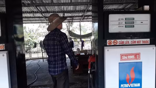 Sau khi bấm các chữ số về 0, nhân viên bỏ đi.