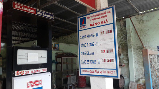 Bảng giá niêm yết ở phía ngoài.