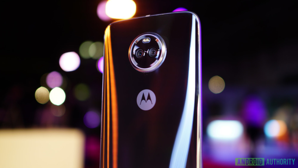 8. Lenovo/Motorola (123 ngày) - Lenovo cập nhật Moto Z2 Force lên Android 8.0 vào tháng 12 và Moto X4 lên Android 8.1 Oreo vào tháng 3. Các thiết bị khác hiện vẫn chưa nhận được bất kỳ thông tin nào. Giống HTC, Lenovo đang rơi vào tình trạng khó khăn trong kinh doanh. Đồng thời, hãng lại có một danh mục sản phẩm tương đối rộng nên việc cập nhật diễn ra khá chậm.