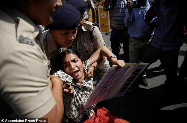 Cái chết khủng khiếp của bé gái 8 tuổi khiến nhiều người phẫn nộ.