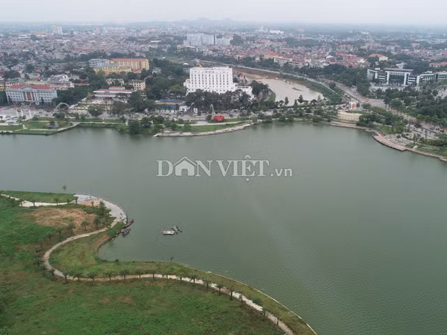 Toàn bộ Khu du lịch có diện tích: 113 ha, trong đó có: 58,77 ha mặt nước, được chia thành 8 khu chức năng, gồm: Khu thể dục thể thao: 12,20 ha; Khu thanh thiếu niên: 3,22 ha; Khu văn hoá lịch sử: 18,13 ha... với số vốn đầu tư trên 1.000 tỷ đồng. 