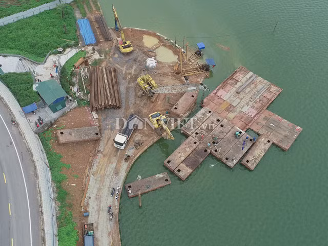 Hiện tại nhiều khu vực trong công viên vẫn được quây tôn kín để thi công.