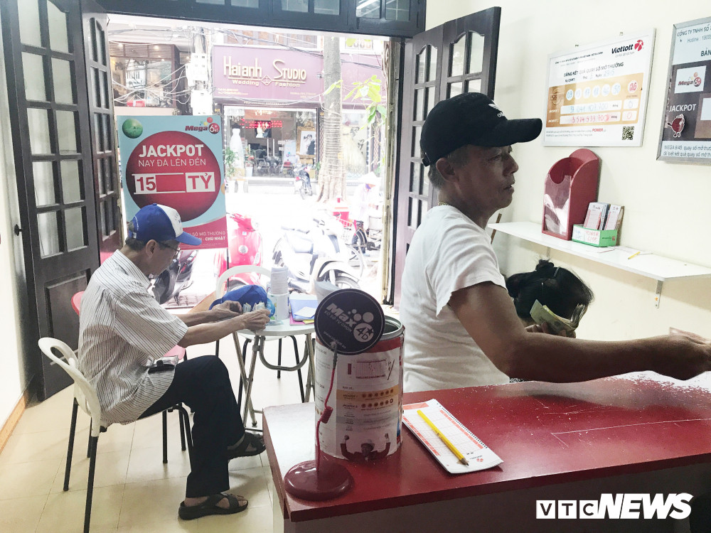 Các đại lý bán Vietlott thưa thớt người hẳn so với trước đây.