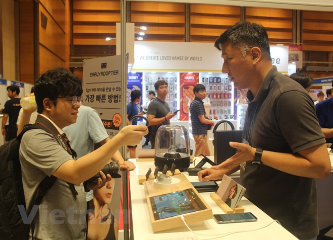 Khách hàng tỏ ra rất thích thú với thiết bị đặc biệt này. Ảnh: PV/Vietnam+.