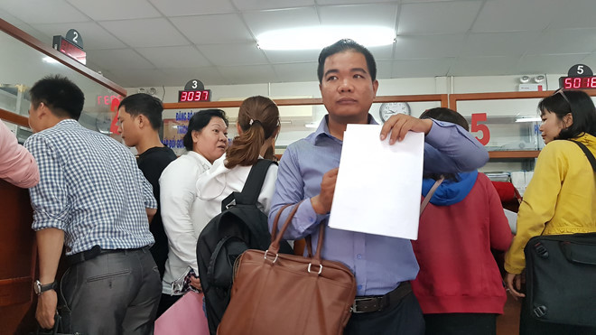 Người dân tấp nập đi làm thủ tục đăng bộ đất, trích lục điều chỉnh, cấp đổi, gia hạn giấy chứng nhận quyền sử dụng đất sáng 13/4. Ảnh: V.Dũng.