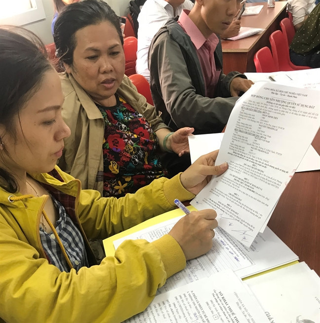 Người dân quận 9 đang xúc tiến các thủ tục chuyển nhượng trong đợt giá đất đang lên cao đạt kỳ vọng. Ảnh: V.Dũng.