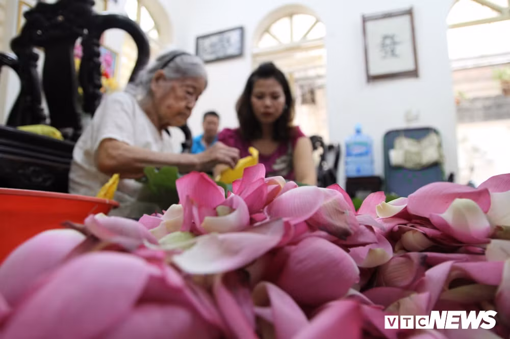 Rất nhiều nơi tại Hà Nội sử dụng sen để ướp chè, nhưng hương vị tinh tế, độc đáo vẫn phải kể tới chè sen ở Quảng An, Tây Hồ.