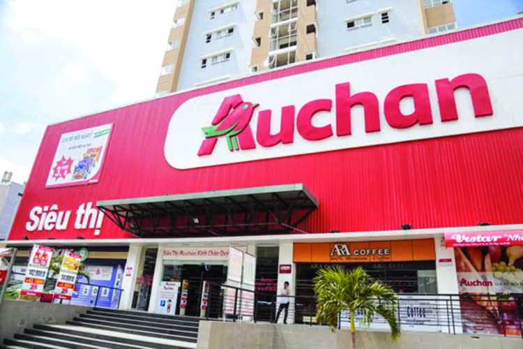 Sieu thi Auchan bi khach hang “to” ban trung co doi