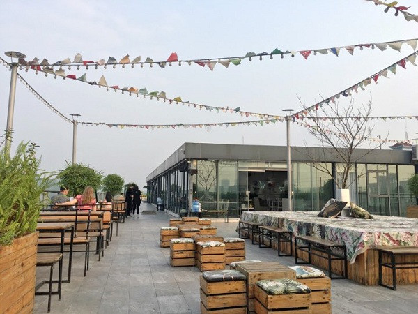 Quán Trill cafe tại tầng mái chung cư Hei Tower.