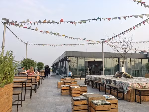 Quán Trill cafe tại tầng mái chung cư Hei Tower.