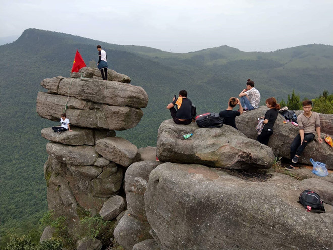 Các bạn trẻ leo lên mỏm đá chênh vênh ở Quảng Ninh để chụp ảnh. Ảnh: P.L.