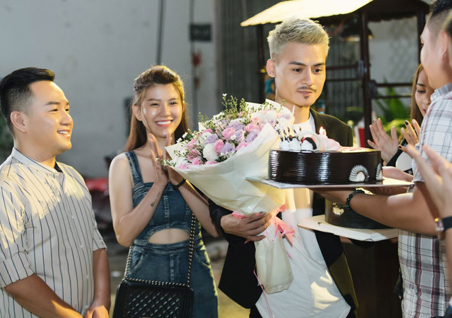 Anh chàng vừa đón sinh nhật trên phim trường vào tối 1/6 vừa qua.