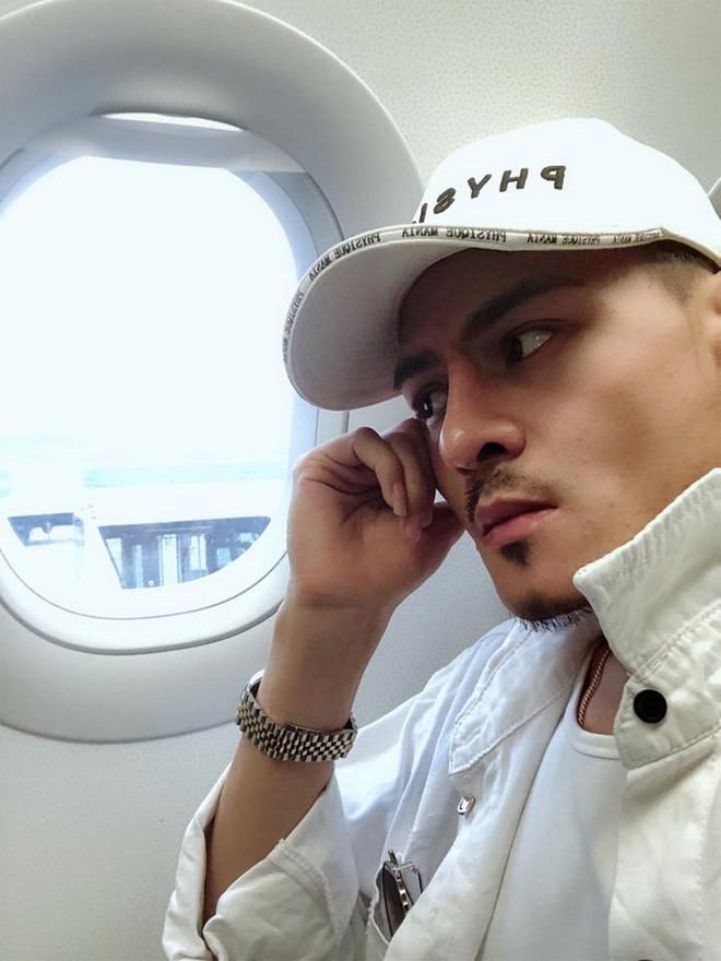 Dù im ắng trên mặt báo, Hoa Vinh vẫn rất đắt show và biểu diễn đến 40 show mỗi tháng.