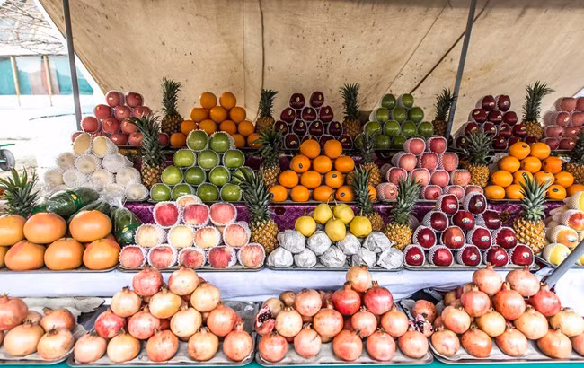 Cùng nằm trong khu vực châu Á nên chủng loại hoa quả ở Uzbekistan cũng không khác là bao so với Việt Nam. Chúng ta có thể dễ dàng nhận ra sự xuất hiện của dứa, táo, cam, lê và lựu.