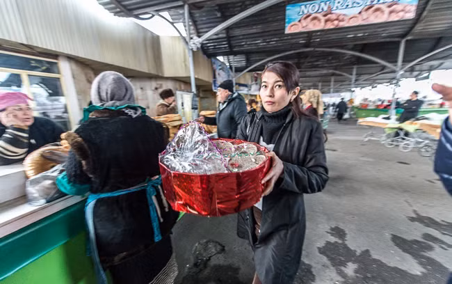 Cô gái Uzbekistan đang thoăn thoắt đi đưa hàng.