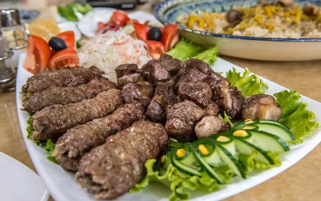 Một đĩa đầy ắp thịt nướng kèm sa lát cực kỳ hấp dẫn. Tuy nhiên, món ăn này có lẽ không dành cho người thu nhập thấp ở Uzbekistan. Các món sa lát ăn kèm khá giống với Việt Nam, bao gồm dưa chuột, rau xà lách và cà chua.