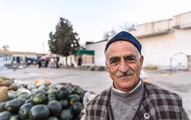 Chủ sạp hàng với khuôn mặt thân thiện, phúc hậu.