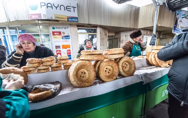 Một cửa hàng bày bán bánh mỳ tròn cỡ lớn. Ở đây, khách mua không cắn ngay chiếc bánh nóng hổi mà phải bẻ đôi bánh ra rồi mới ăn. Đặc biệt, dường như họ chỉ dùng tay phải để phục vụ việc ăn uống.