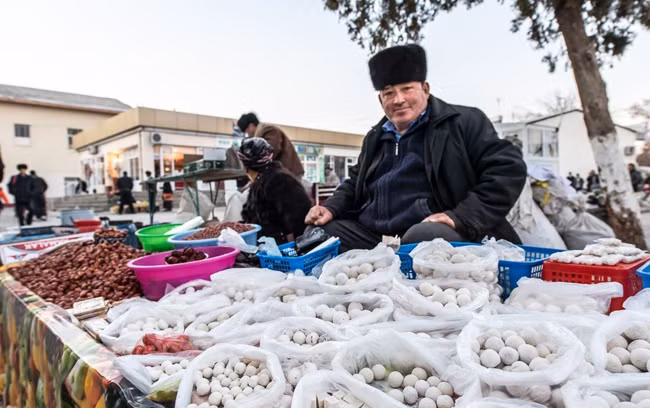Trời lạnh đến mức phải đội cả mũ lông nhưng các tiểu thương ở chợ vẫn cần mẫn bán hàng.