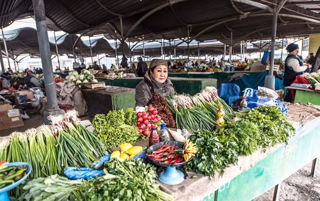 Khu bán rau củ và những món cũng quen thuộc không kém.