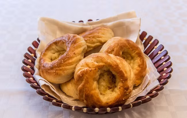 Một rổ đầy ắp bánh mỳ chín vàng ruộm. Đây là món ăn phổ biến được người Uzbekistan ưa chuộng.