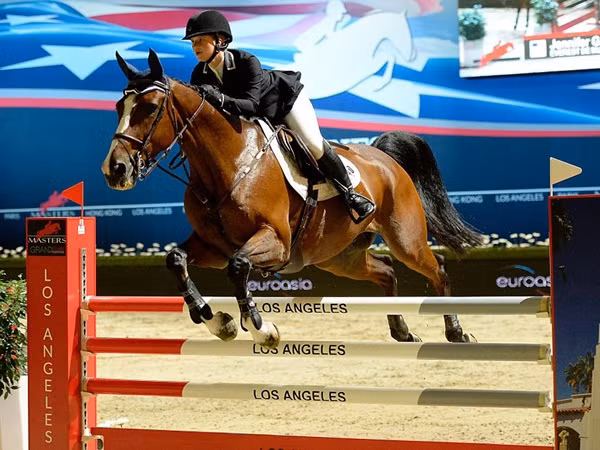 Tháng 10 năm 2015, hai đại tiểu thư đã trở thành đối thủ trong cuộc thi nhảy ngựa ở Los Angeles, Mỹ. Họ cũng thi đấu tại một sự kiện ở Miami Beach vào tháng 4 năm 2016.