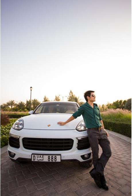 Liêu Vọng bên chiếc xe sang có gắn biển số đắt đỏ “888”.