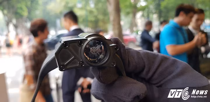 Điều làm lên sự đắt giá của MP07 ngoài các chất liệu cao cấp, bền bỉ, hãng còn thích hợp nhiều công nghệ mới. Đây là mẫu đồng hồ hiếm hoi có khả năng dự trữ năng lượng lên tới 42 ngày.