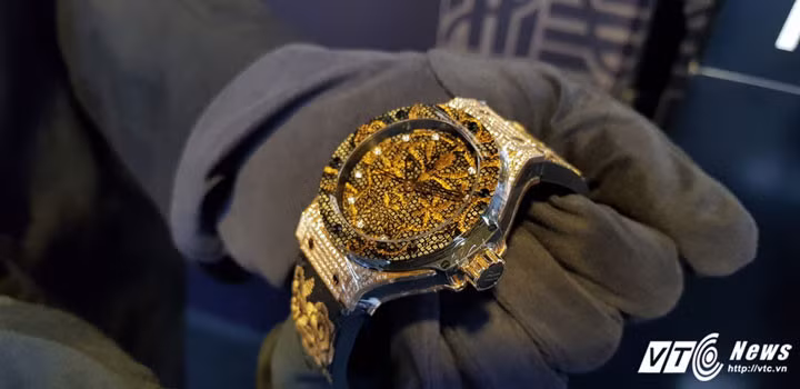 Hublot Big Bang Broderie là mẫu đồng hồ dành riêng cho nữ có giá khoảng 700 triệu đồng.
