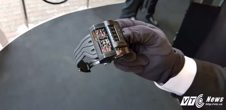 Bên trong được chế tác bởi Sapphire với phương pháp chống phản chiếu.