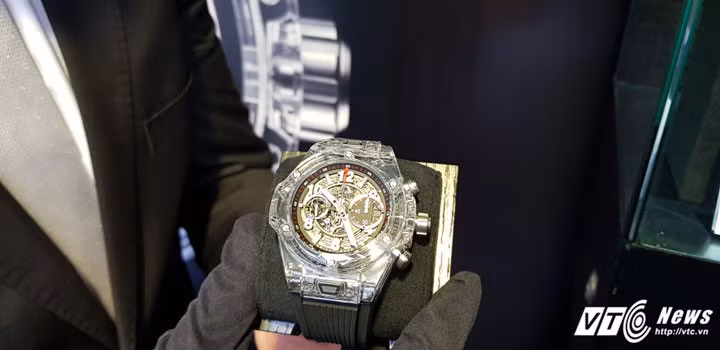 Hublot còn mang tới mẫu Hublot Big BangUnico Sapphire với phần bezel nạm kim cương baguette, trị giá khoảng 1,2 tỷ đồng.
