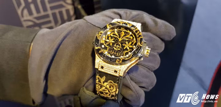 Hublot là thương hiệu đi đầu trong phát triển các màu sắc Sapphire, giúp cho các sản phẩm của hãng đắt giá và bền bỉ.