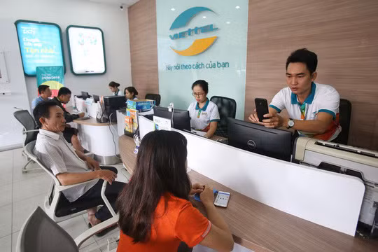 Nhiều khách hàng đến các nhà mạng chỉ để chụp hình.