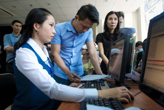 Khách hàng phải xếp hàng để đến lượt đăng ký thông tin.