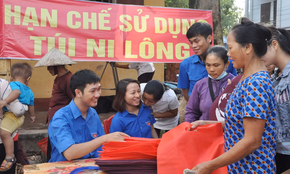 Thu vi chuyen phat lan cho nong dan di cho que