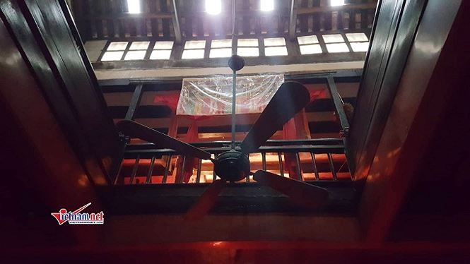 Mọi kết cấu về kiến trúc, vật liệu xây dựng hoàn toàn bằng gỗ và những đồ vật sinh hoạt đều được giữ nguyên trạng.