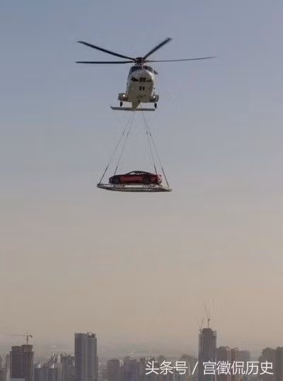 Những lúc tắc đường, thay vì ngồi một chỗ chờ đợi, giới siêu giàu sẽ dùng nguyên một chiếc trực thăng để… đưa chiếc xe thoát khỏi đám đông.