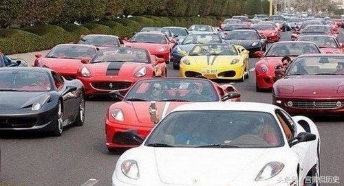 Một con đường tắc nghẽn toàn… xe sang ở Trung Đông